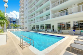 Iconic Sunset Views with Pool, Hot tub, GYM, and Parking